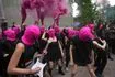Διαμαρτυρία των Pussy Riot στη Μπιενάλε της Βενετίας με ροζ μπαλακλάβες και καπνογόνα