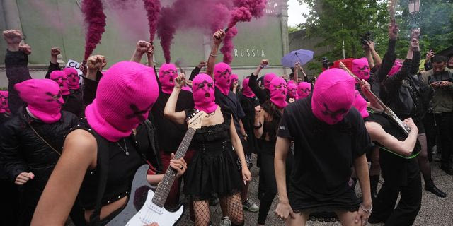 Διαμαρτυρία των Pussy Riot στη Μπιενάλε της Βενετίας με ροζ μπαλακλάβες και καπνογόνα