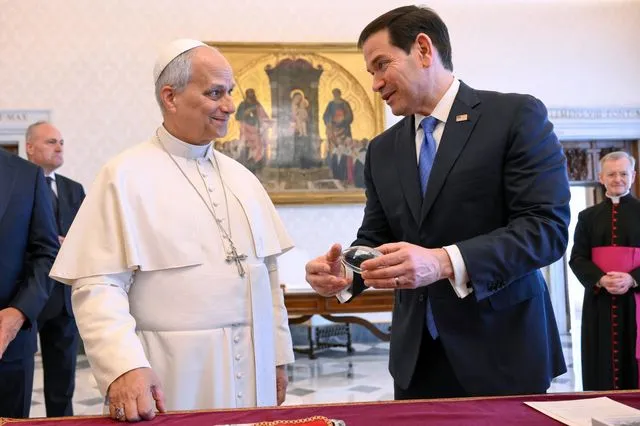 Το δώρο του Ρούμπιο που… ξάφνιασε τον Πάπα