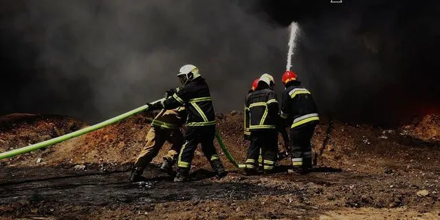 Πυροσβεστικές δυνάμεις στο σημείο επίθεσης με drone
