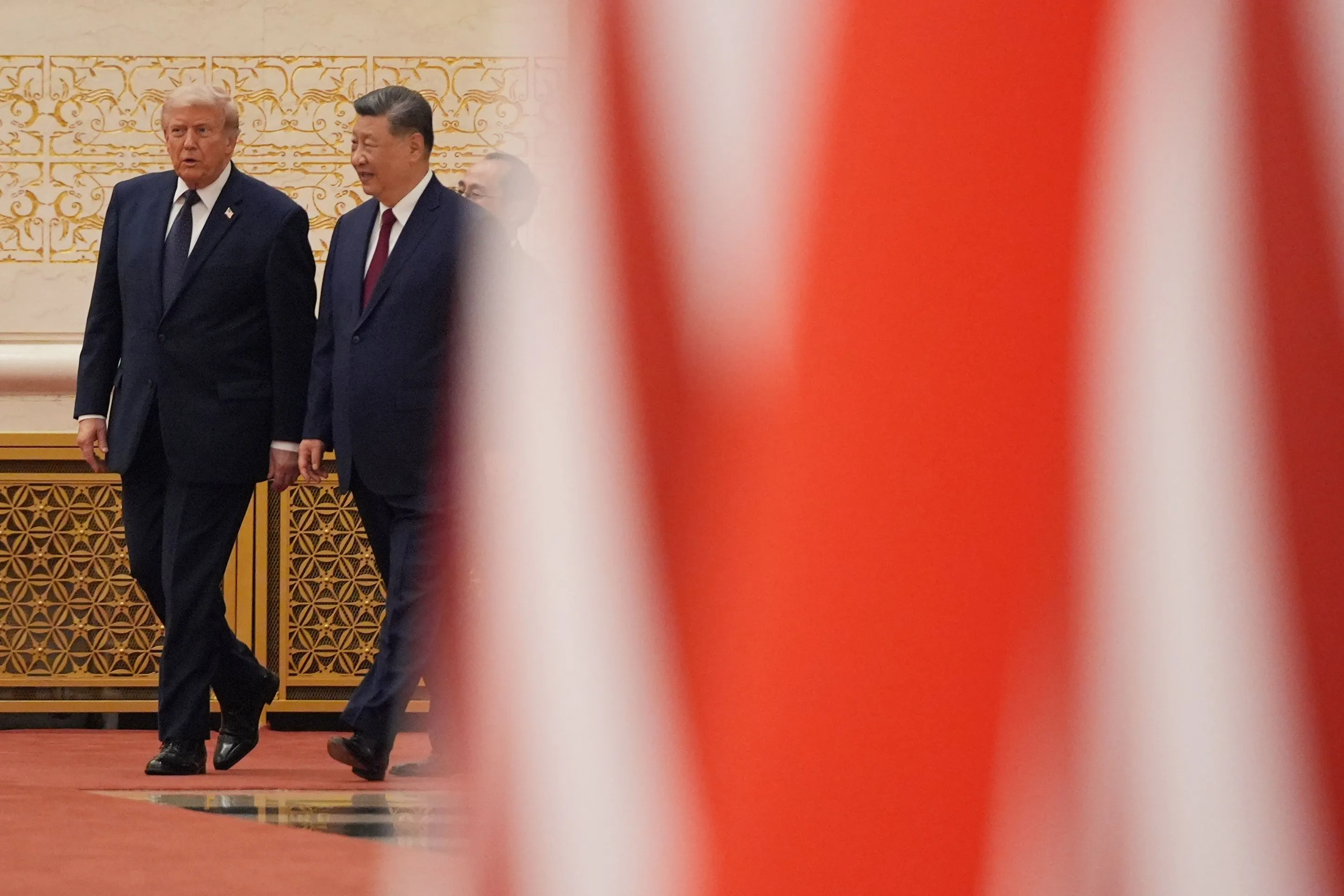 Ο Πρόεδρος Ντόναλντ Τραμπ και ο Κινέζος Πρόεδρος Σι Τζινπίνγκ φτάνουν κατά τη διάρκεια κρατικού δείπνου στη Μεγάλη Αίθουσα του Λαού - Πέμπτη 14 Μαΐου 2026, Πεκίνο. 