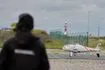 Xειριστής drone στέκεται δίπλα σε ένα Schiebel