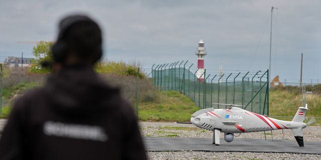 Xειριστής drone στέκεται δίπλα σε ένα Schiebel