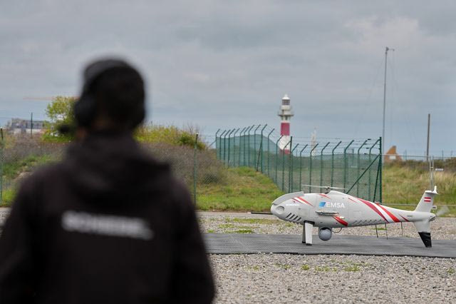 Xειριστής drone στέκεται δίπλα σε ένα Schiebel