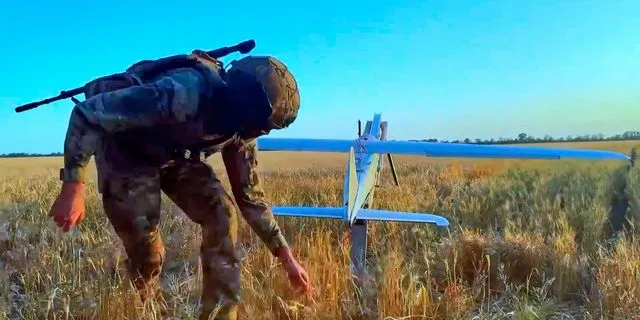 Ρώσος στρατιωτικός εκτοξεύει ένα drone