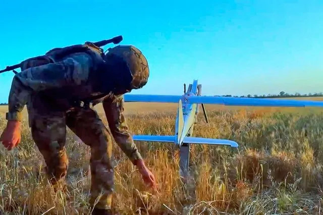 Ρώσος στρατιωτικός εκτοξεύει ένα drone