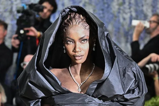Anok Yai: Η “Μαύρη Παναγία” του Met Gala και το μήνυμα στον Τραμπ