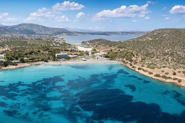 Γαλάζια Σημαία: Οι 17 βραβευμένες παραλίες της Αττικής – 2η παγκοσμίως η Ελλάδα