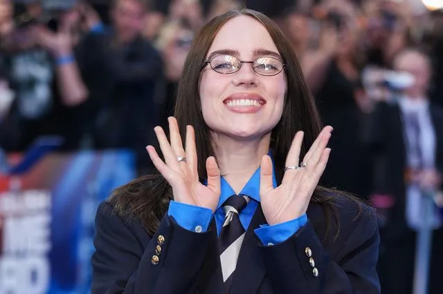 Billie Eilish: “Καταπιέζω τα τικ του Tourette σε κάθε μου συνέντευξη”