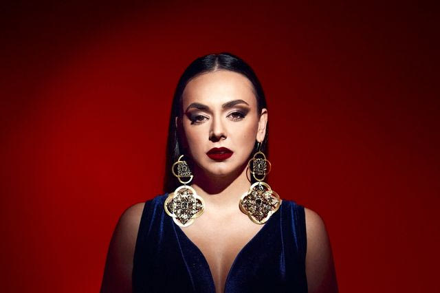 Irene – Η καλλονή με τη μελωδική φωνή θα είναι στο Καστελλόριζο