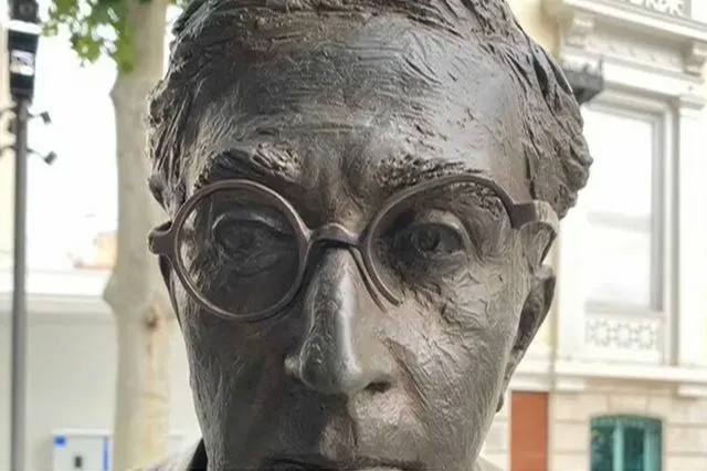 Άγνωστοι βανδάλισαν το γλυπτό του Καβάφη στη Διονυσίου Αρεοπαγίτου