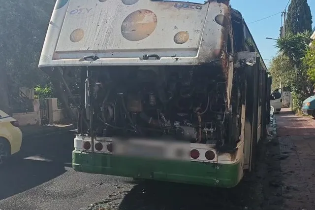Ίλιον: Φωτιά σε λεωφορείο στη Φυλής – Σε ισχύ κυκλοφοριακές ρυθμίσεις