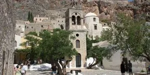 Μονεμβασιά: Η απουσία οικοδομικής άδειας δεν δικαιολογείται από τον αρχαιολογικό νόμο