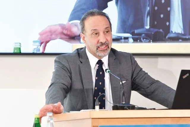 O καθηγητής Mehran Kamrava