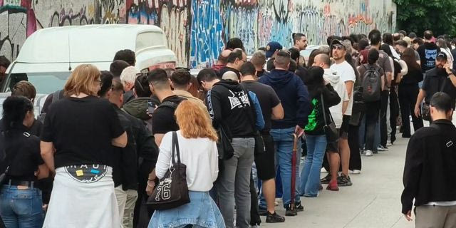 Metallica: Τεράστια ουρά από fans στην Τεχνόπολη για το pop up store – Βίντεο