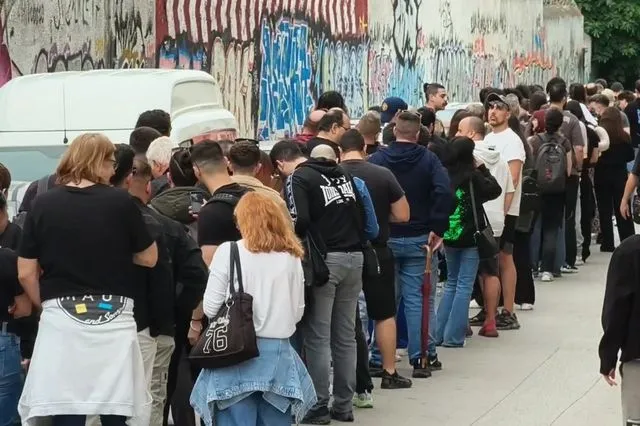 Metallica: Τεράστια ουρά από fans στην Τεχνόπολη για το pop up store – Βίντεο