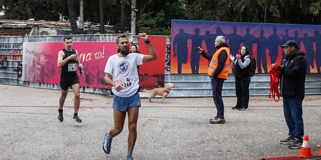 Λαϊκός αγώνας μνήμης: Χιλιάδες έτρεξαν τη διαδρομή των 200 εκτελεσθέντων στην Καισαριανή