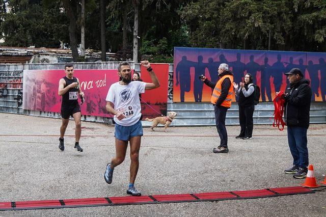 Λαϊκός αγώνας μνήμης: Χιλιάδες έτρεξαν τη διαδρομή των 200 εκτελεσθέντων στην Καισαριανή