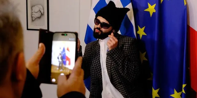 Eurovision 2026: Χορεύοντας “Ζορμπά” από τη Φιλαρμονική – Η εκκεντρική είσοδος του Akyla στο Τιρκουάζ Χαλί