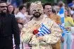 Eurovision 2026: Χορεύοντας “Ζορμπά” από τη Φιλαρμονική – Η εκκεντρική είσοδος του Akyla στο Τιρκουάζ Χαλί