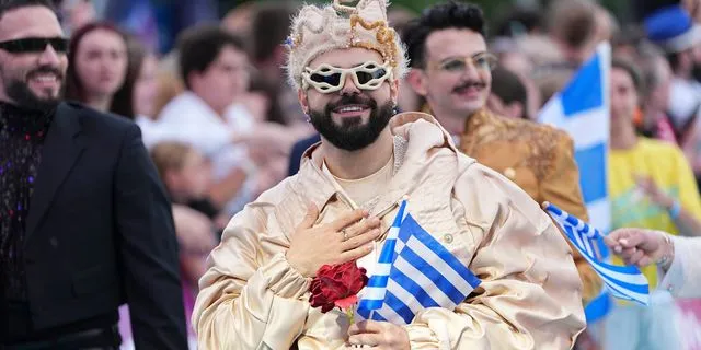 Eurovision 2026: Χορεύοντας “Ζορμπά” από τη Φιλαρμονική – Η εκκεντρική είσοδος του Akyla στο Τιρκουάζ Χαλί