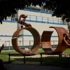 Το άγαλμα με τίτλο «Αλυσίδες» (Chains) που τιμά τη μνήμη της κατάργησης της δουλείας, τοποθετημένο σε πάρκο στο Παρίσι.