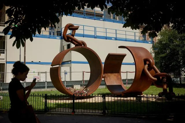 Το άγαλμα με τίτλο «Αλυσίδες» (Chains) που τιμά τη μνήμη της κατάργησης της δουλείας, τοποθετημένο σε πάρκο στο Παρίσι.