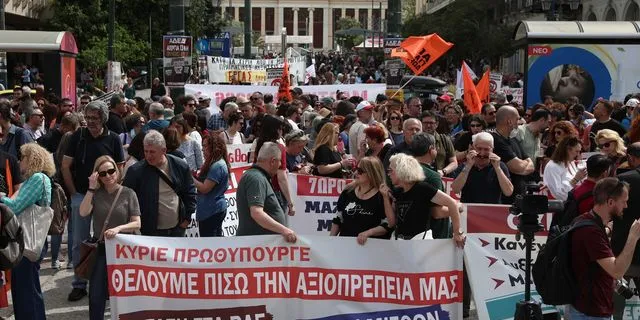 Aπεργιακή συγκέντρωση, στην πλατεία Κλαυθμώνος