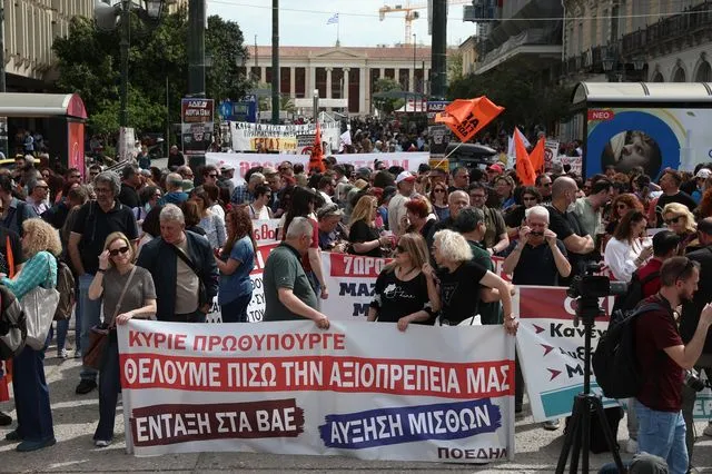 Aπεργιακή συγκέντρωση, στην πλατεία Κλαυθμώνος