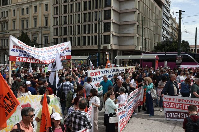 Aπεργιακή συγκέντρωση, στην πλατεία Κλαυθμώνος