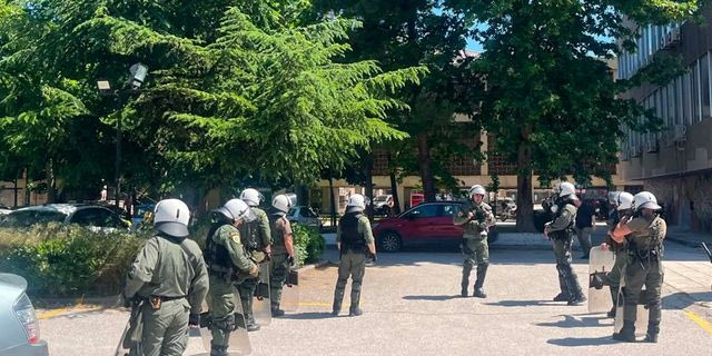 Σοβαρά επεισόδια στο ΑΠΘ: Ομάδα ατόμων επιτέθηκε σε μέλη των ΕΑΑΚ – 7 τραυματίες, 8 προσαγωγές