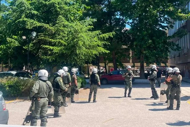 Σοβαρά επεισόδια στο ΑΠΘ: Ομάδα ατόμων επιτέθηκε σε μέλη των ΕΑΑΚ – 7 τραυματίες, 8 προσαγωγές