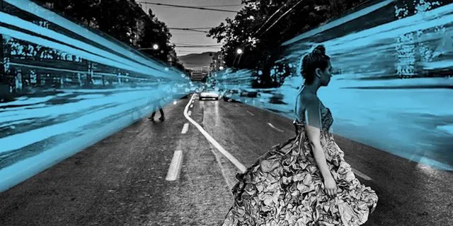 Μια πολυμεσική νυχτερινή βουτιά στην καρδιά της Αθήνας
