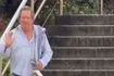 Αμέριμνος λουόμενος διακόπτει επίδειξη μόδας για να κάνει μια πρωινή βουτιά