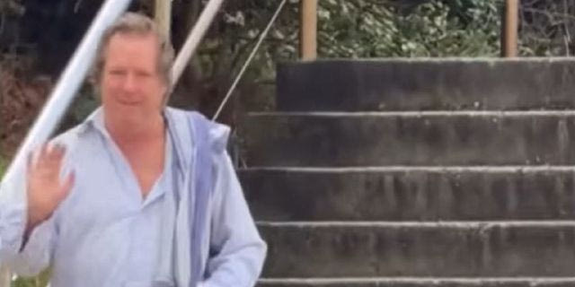 Αμέριμνος λουόμενος διακόπτει επίδειξη μόδας για να κάνει μια πρωινή βουτιά