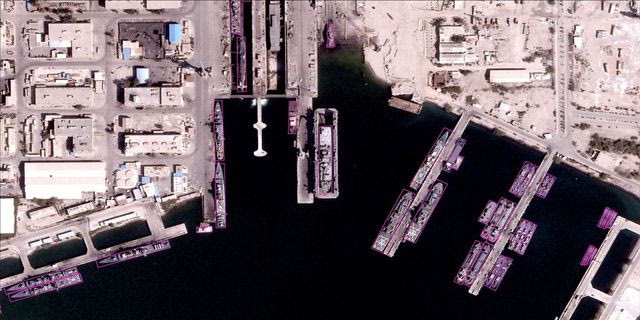 Δορυφορική εικόνα Gen-3 της BlackSky με αναλύσεις βασισμένες σε τεχνητή νοημοσύνη, που επισημαίνουν διάφορα στρατιωτικά πλοία και υποβρύχια στο λιμάνι Μπαντάρ Αμπάς του Ιράν (φωτογραφία αρχείου)