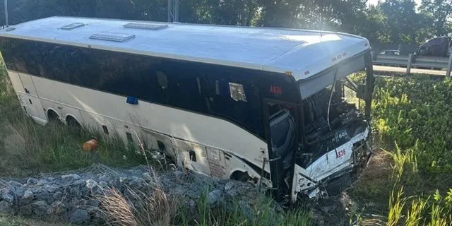 Λεωφορείο έπεσε πάνω σε αυτοκίνητα στη Βιρτζίνια – 5 νεκροί, 34 τραυματίες