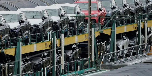 Πώς φτάσαμε στους δασμούς 25% των ΗΠΑ στα ευρωπαϊκά οχήματα – Το παρασκήνιο