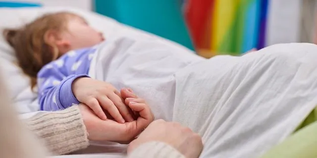 Tragedy in Aegina: 21-month-old infant dies after choking on tsoureki