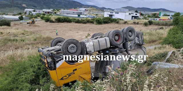 Νταλίκα αναποδογύρισε στην Εθνική Οδό Βόλου – Λάρισας, απεγκλωβίστηκε ο οδηγός
