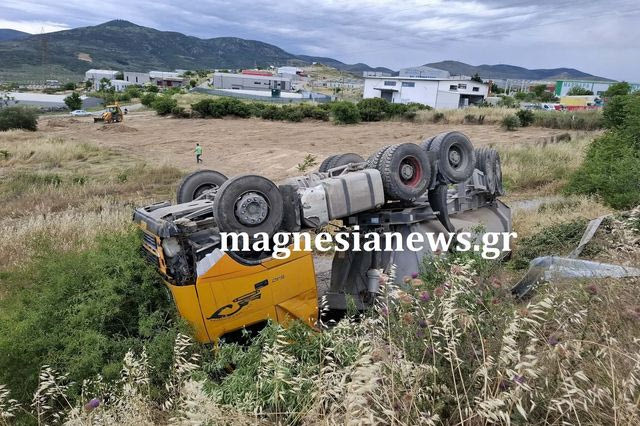 Νταλίκα αναποδογύρισε στην Εθνική Οδό Βόλου – Λάρισας, απεγκλωβίστηκε ο οδηγός
