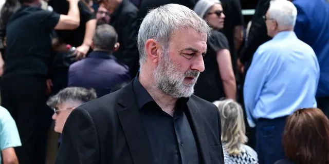 Γωγώ Μαστροκώστα: Ο σπαρακτικός επικήδειος του Δέλλα – “Ξεκουράσου αγάπη μου και πέτα ψηλά”
