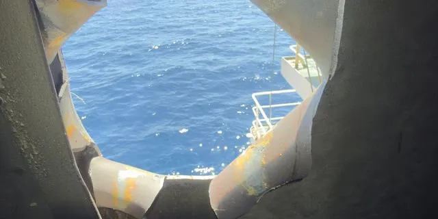 Θρίλερ σε πλοίο στον Κόλπο του Άντεν – Drone με πυρομαχικό 50 κιλών “καρφώθηκε” στο φουγάρο