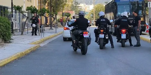Άγρια δολοφονία στον Μαραθώνα: Στην Ευελπίδων η πρώην σύντροφος του 36χρονου και δύο ακόμα συλληφθέντες