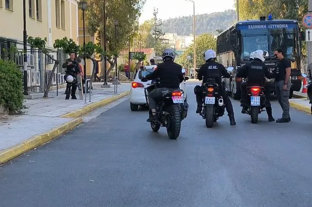 Άγρια δολοφονία στον Μαραθώνα: Στην Ευελπίδων η πρώην σύντροφος του 36χρονου και δύο ακόμα συλληφθέντες