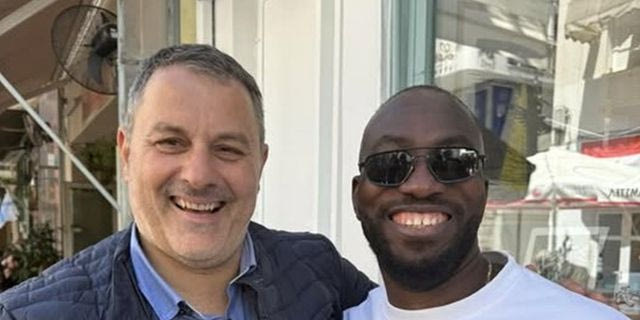 Από μικροπωλητής, γιατρός στο Μεσολόγγι – Η συγκινητική ιστορία του Έντι