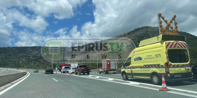 Τροχαίο με τροχόσπιτο στην Ιόνια Οδό – Απεγκλωβίστηκε τετραμελής οικογένεια
