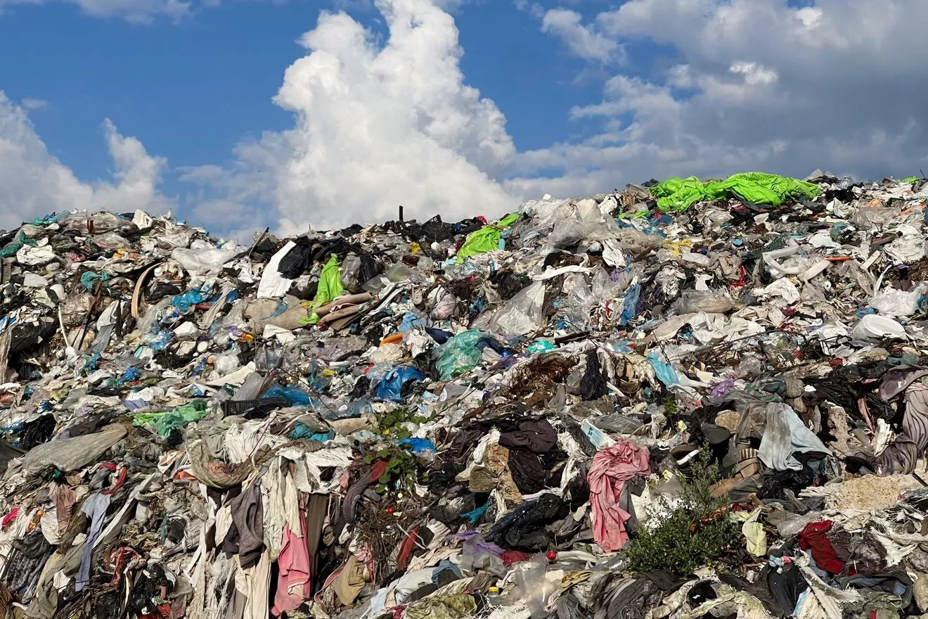 Fast Fashion: Η σκοτεινή πλευρά της ντουλάπας μας – Πόσο νερό χρειάζεται ένα τζιν;