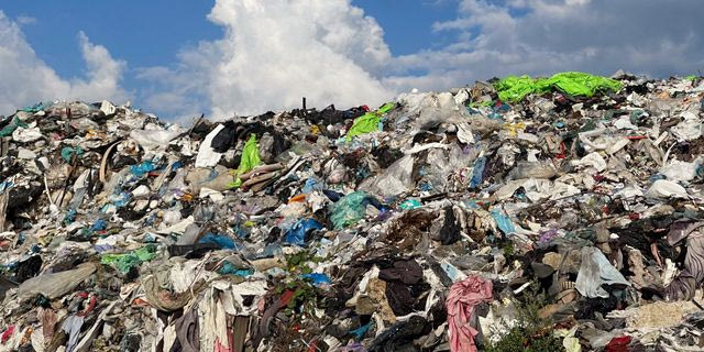Fast Fashion: Η σκοτεινή πλευρά της ντουλάπας μας – Πόσο νερό χρειάζεται ένα τζιν;