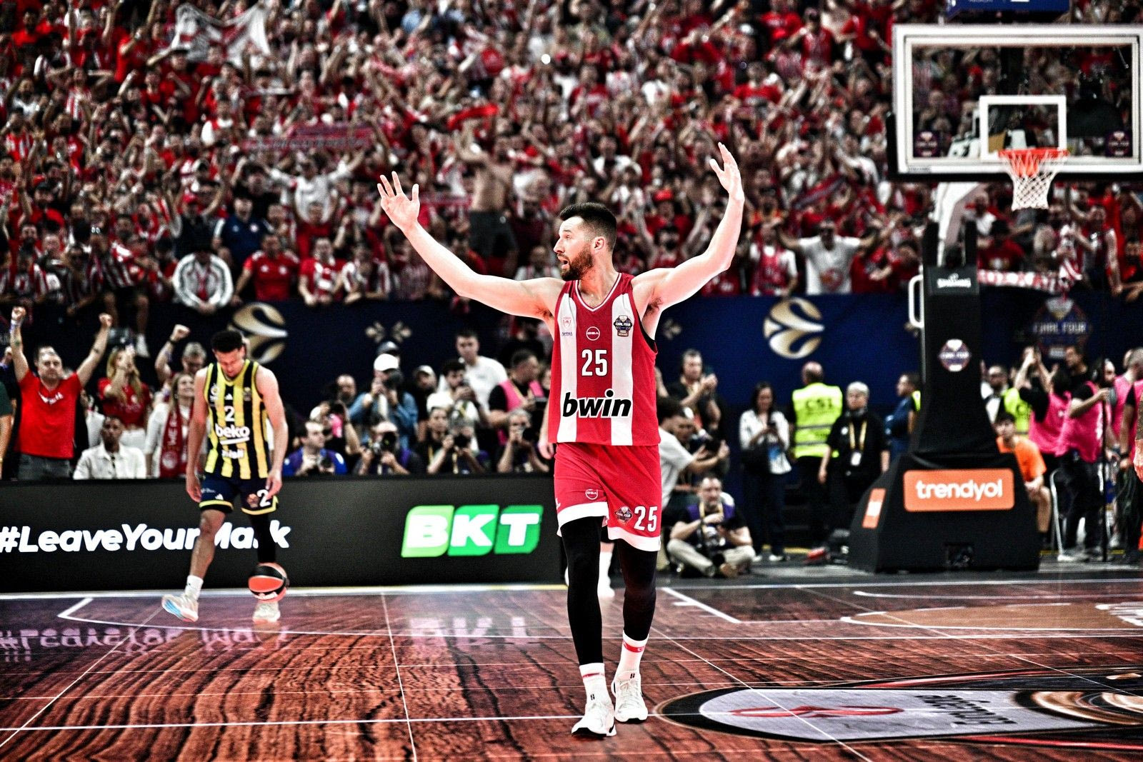 Euroleague Final Four: Ακαταμάχητος ο Ολυμπιακός, πανηγυρισμοί στο φλεγόμενο T-Center